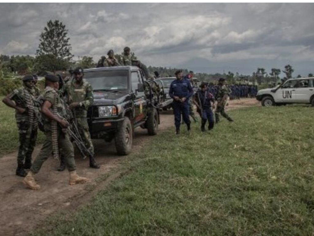 Des soldat des FARDC (Forces armées de la république démocratique du Congo) en patrouille de sécurité autour de l'aérodrome de Kiwanja, à côté de Rutshuru, à 70 kilomètres de la ville de Goma, dans l'est de la République démocratique du Congo. (Illustration). AFP - GUERCHOM NDEBO