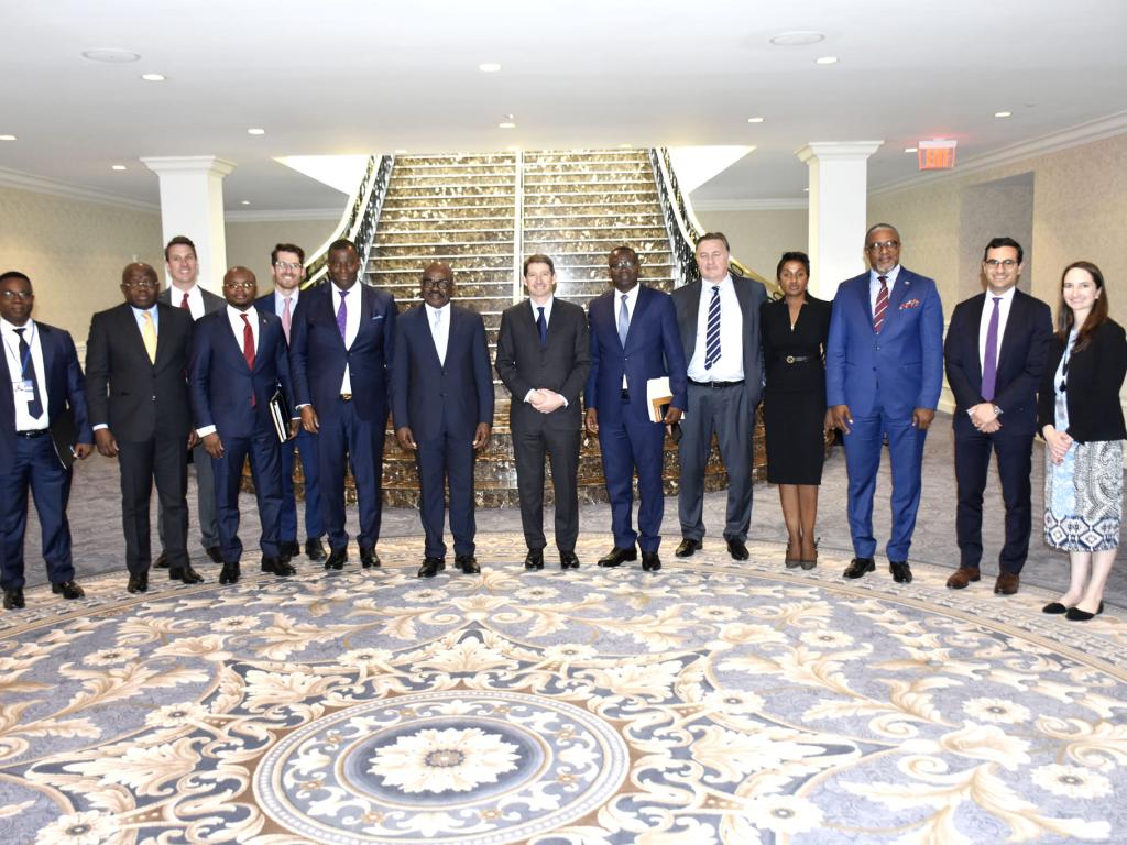 Le Ministre congolais de l’Industrie, Julien Paluku Kahongya et son collègue des Finances, Nicolas Kazadi, avec le directeur de l’Agence Américaine de Financement du Développement International (DFC)