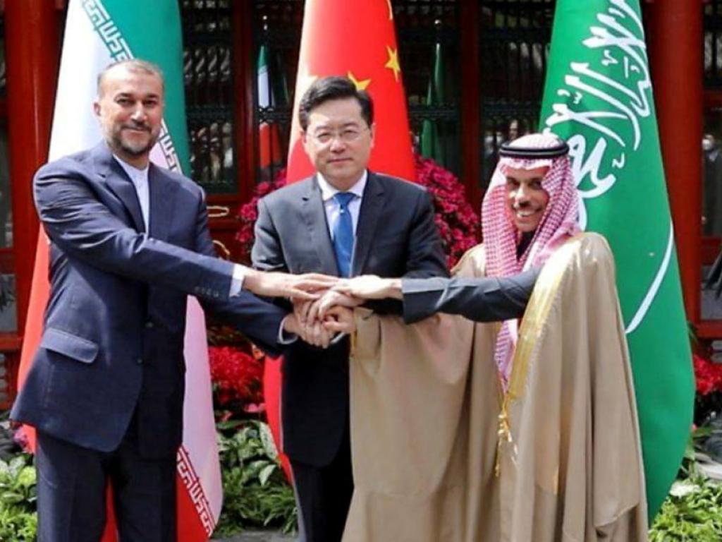 Le ministre iranien des Affaires étrangères Hossein Amir-Abdollahian serre la main du ministre saoudien des Affaires étrangères, le prince Faisal bin Farhan, et du ministre chinois des Affaires étrangères Qin Gang à Pékin, le 6 avril 2023. © Iranian Foreign Ministry / AFP
