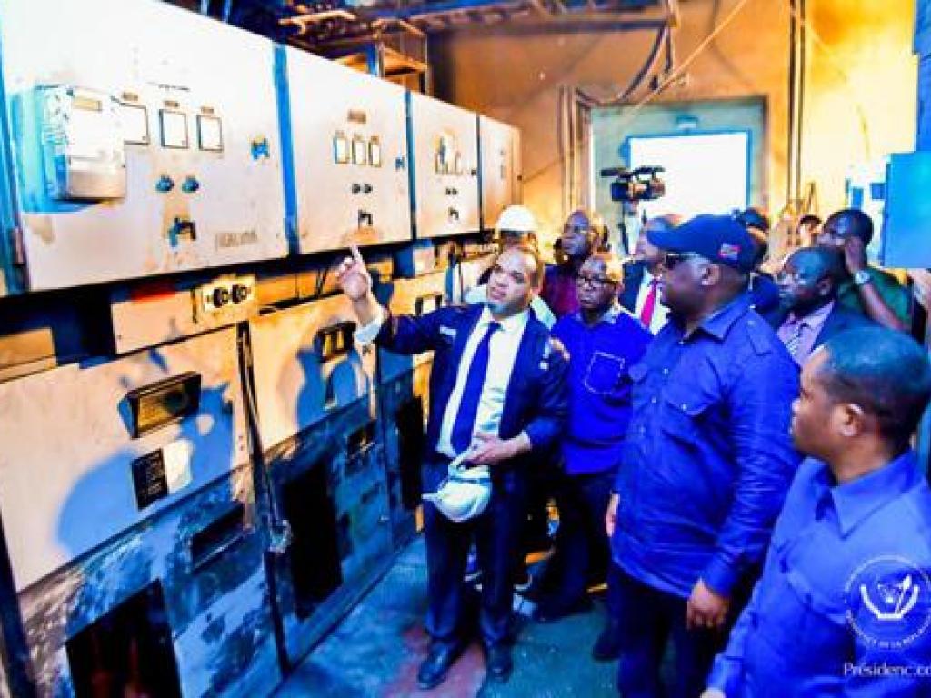 Le DG Fabrice Lusinde échange avec le Président Félix-Antoine Tshisekedi qui visitait le 17/12/2022, le poste Haute tension de la SNEL/FUNA, touché par de graves inondations causées par les pluies diluviennes survenues à Kinshasa du lundi 12 au mardi 13.12.2022. Présidence RDC