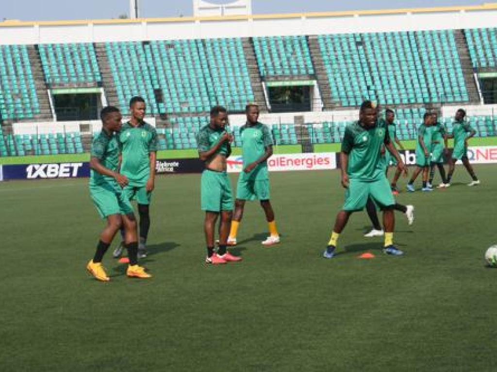 Les joueurs de l'As Vclub lors de l'entraînement officiel d'avant match au stade Massamba Debat de Brazzaville. Le 17 février 2023 Radio Okapi.Ph/ Vanessa Nkongolo