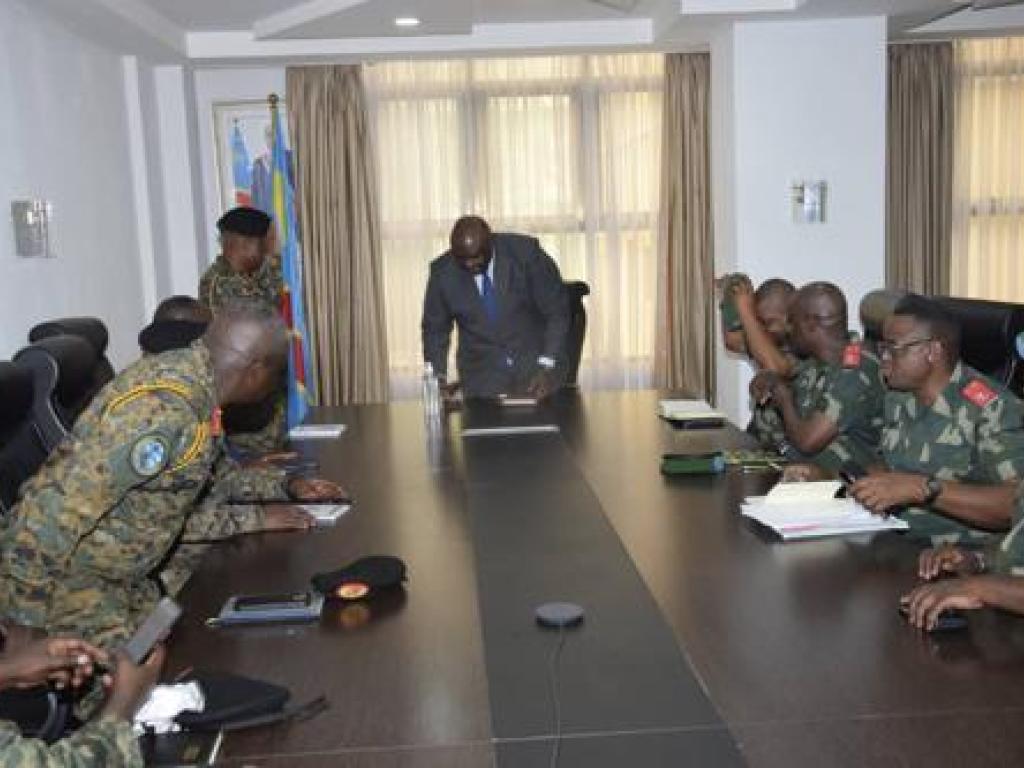 Le VPM Jean-Pierre Bemba Gombo avec le général Wilson Mbasu avec son homologue congolais, le lieutenant-général Christian Tshiwewe Songesa, lors d'un entretien d'évaluation des opérations conjointes FARDC-UPDF contre les terrosistes ADF. Ph/ FARDC