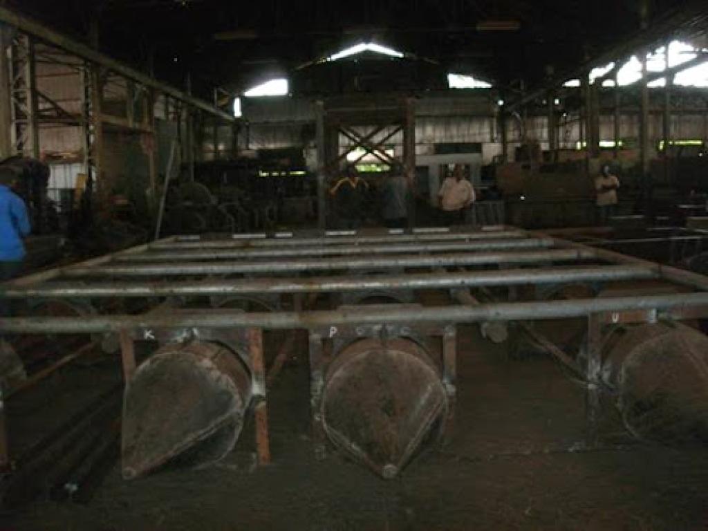 Une drague en pleine construction dans l'atelier mécanique Miba pour l'exploitation sur la riviere Mbujimayi