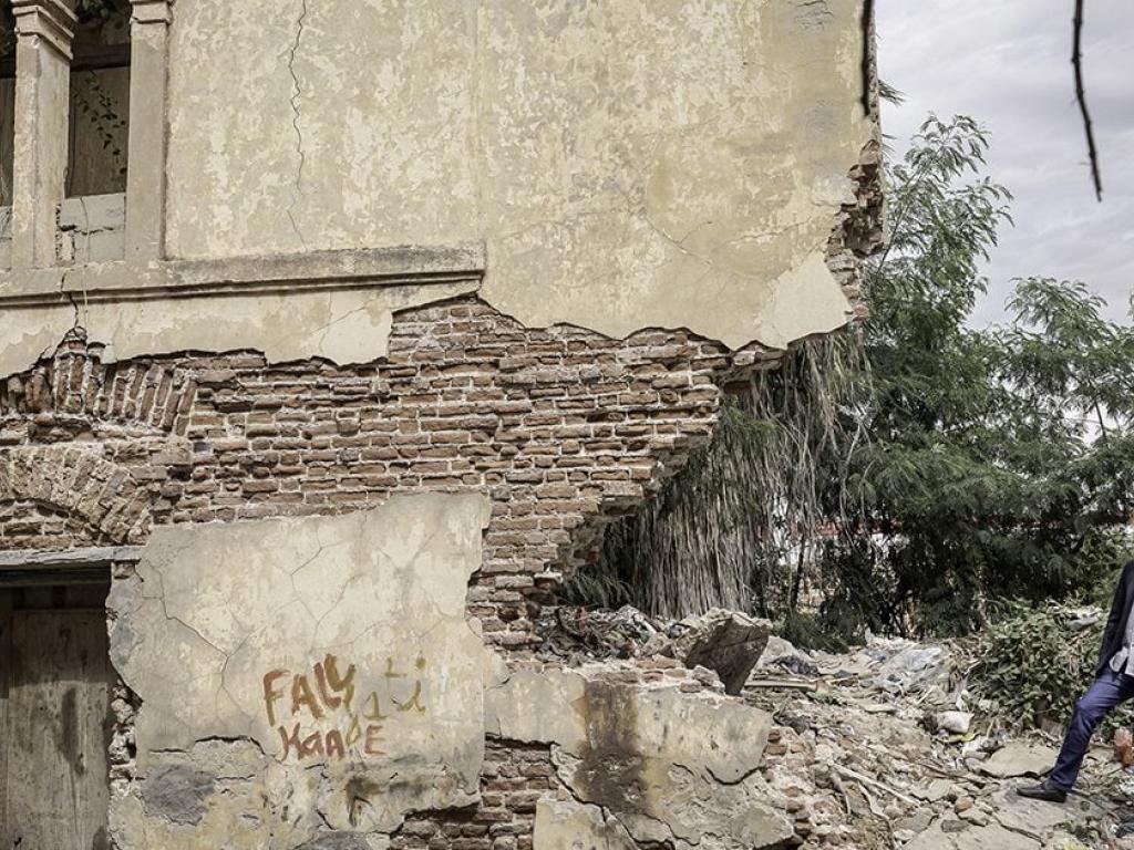 Aly Sine, directeur du patrimoine à la mairie, devant la « chapelle oubliée » de Saint-Louis du Sénégal. Le 10 janvier 2023. © Annika Hammerschlag pour JA