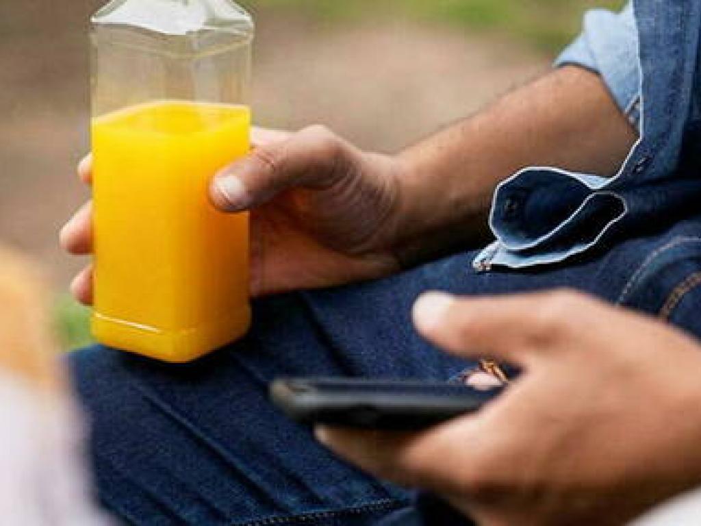 << Cette penurie touche a date essentiellement les concentres de jus d'orange mais pourrait concerner egalement les purs jus dans les semaines a venir par effet domino >>, previent l'Unijus. (Image d'illustration) « Cette pénurie touche à date essentiellement les concentrés de jus d’orange mais pourrait concerner également les purs jus dans les semaines à venir par effet domino », prévient l'Unijus. (Image d'illustration) © EZEQUIEL SAMBRESQUI / AltoPress / PhotoAlto via AFP Publié le 13/05/2023 à 20h2