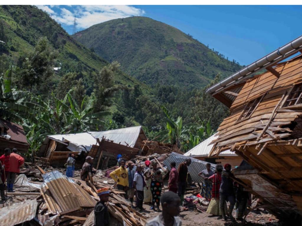 Après les inondations, les recherches dans la localité de Nyamukubi à Kalehe dans le Sud-Kivu en République démocratique du Congo, le 6 mai 2023. © Stringer / REUTERS