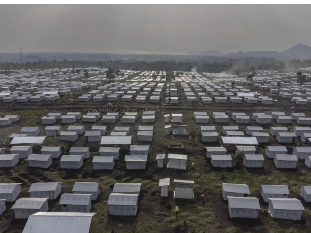 Vue aérienne d'un camp de déplacés non loin de Goma, en RDC. (Image d'illustration) © AFP/Guerchom Ndebo