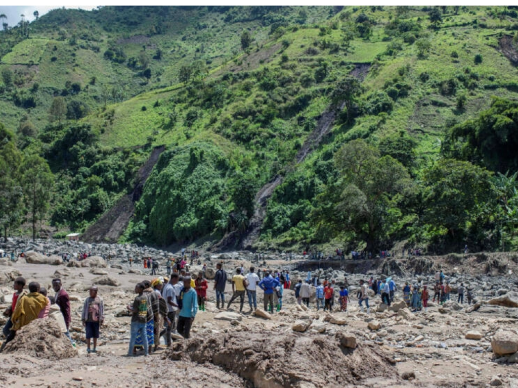 Des victimes des inondations se rassemblent après la mort de membres de leur famille dans le village de Nyamukubi le 6 mai 2023. REUTERS - STRINGER