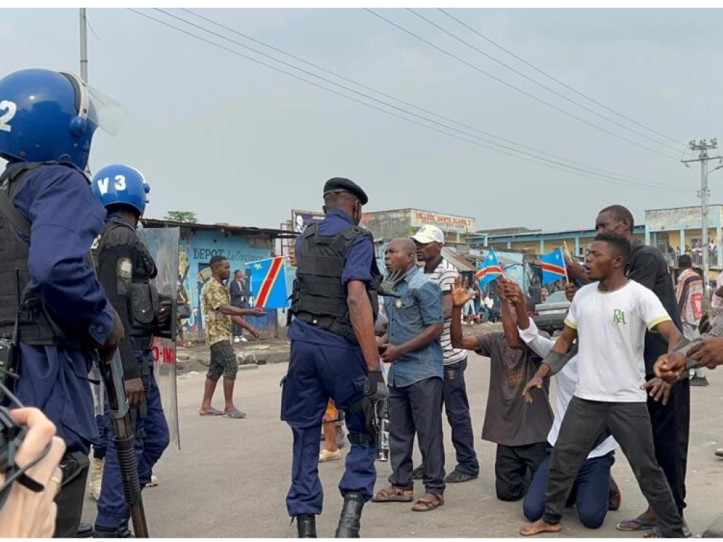 Marche de l’opposition dispersée par la police pour non-respect de l’itinéraire imposé par les autorités, le 20 mai 2023, à Kinshasa, en RDC. © Pascal Mulegwa/RFI