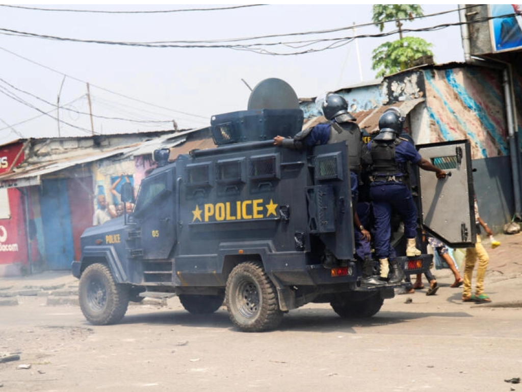 Des membres des forces de sécurité patrouillant, après une tentative de manifestation organisée par l'opposition, à Kinshasa, en République démocratique du Congo, le 20 mai 2023. REUTERS - JUSTIN MAKANGARA