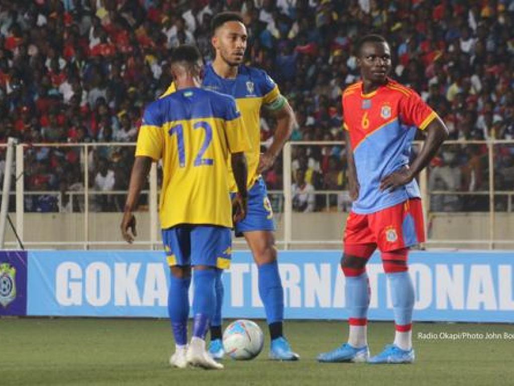 Devant le mur construit par les joueurs de la RDC lors d’un coup franc au bénéfice de l’équipe nationale du Gabon, en première journée des éliminatoires de la coupe d’Afrique des Nations(CAN) Cameroun 2021, score vierge (0-0) au stade des Martyrs à Kinshasa, le 15/11/2019. Radio Okapi/Photo John Bompengo