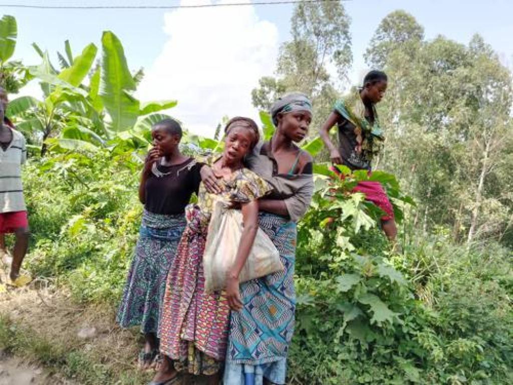 Des femmes, rescapées des inondations de Nyamukubi à Kalehe(Sud-Kivu), pleurent leurs proches décédés, une semaine plus tôt dans cette catastrophe. Le 9 mai 2023. Radio Okapi/Ph. Emmanuel Elameji