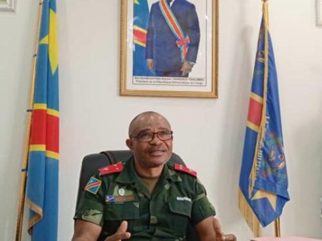 Général major Kizimu Stasin, Commandant de la 14e Région militaire répondant aux questions de Radio Okapi sur l'insécurité dans les plateaux de Bateke, le 10 mai 2023. Radio Okapi/Ph. Billy Yvan Lutumba