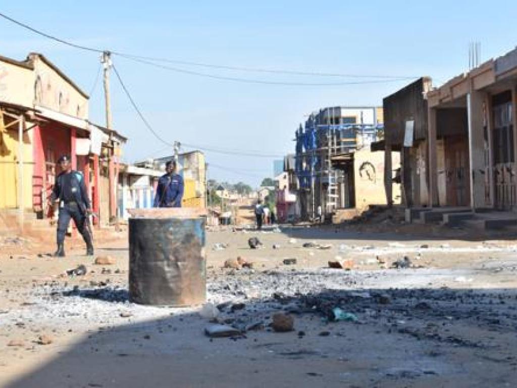 Des policiers tentant de rétablir l'ordre après que des jeunes ont barricadé une avenue de Beni, lors de la journée ville morte, lundi 15 mai. Radio Okapi/Ph. Marc Maro Fimbo