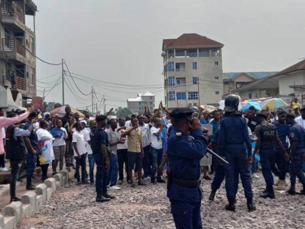 Des manifestants lors de la marche de l'opposition, samedi 20 mai 2023, à Kinshasa. Radio Okapi/Ph. Paul Matendo.