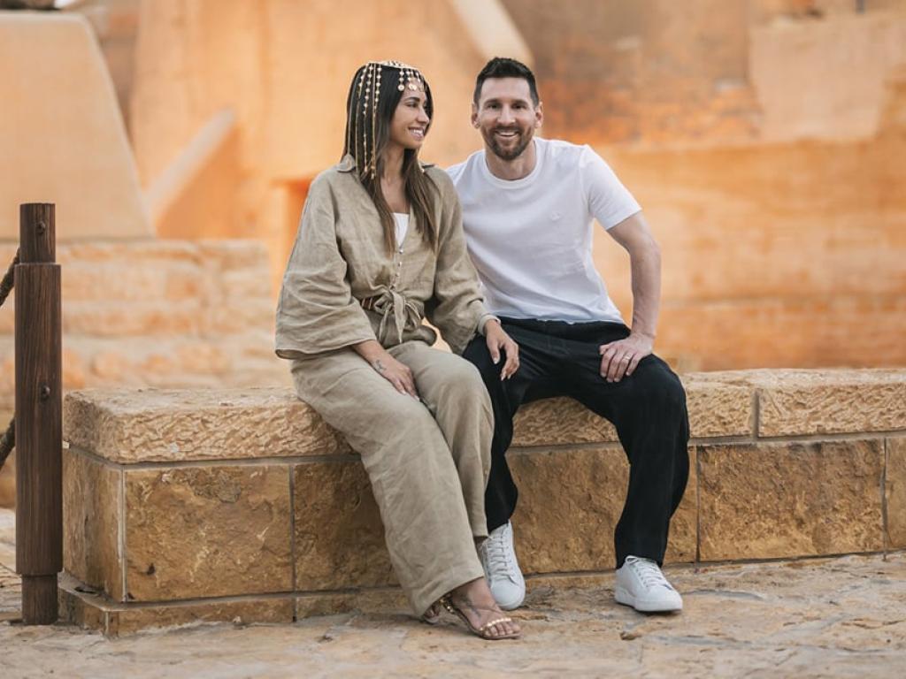Cette photo fournie par l’Autorité saoudienne du tourisme le 1er mai 2023 montre l’attaquant argentin Lionel Messi et son épouse Antonela Roccuzzo en visite à Diriyah, près de Riyad. © Saudi Tourism Authority/AFP