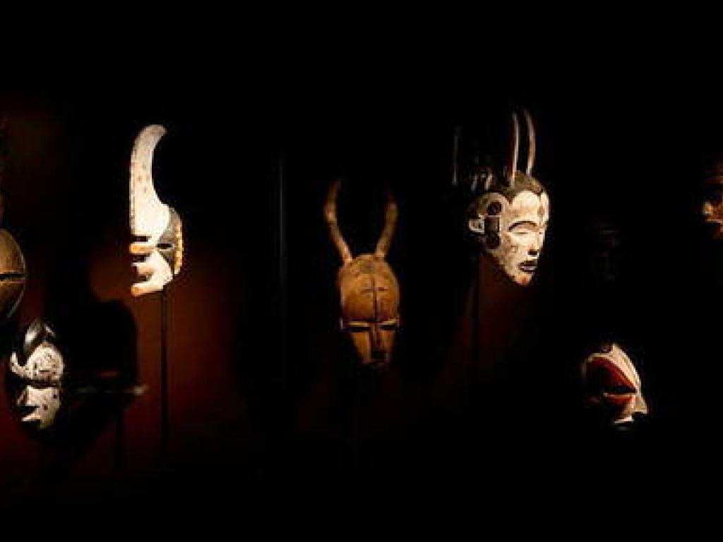 Pendant cinquante ans, Ewa et Yves Develon, amateurs d'art africain et marchands, ont rassemble une importante collection, provenant principalement du Nigeria et du Cameroun. 230 de ces objets sont exposes au musee des Confluences a Lyon. Pendant cinquante ans, Ewa et Yves Develon, amateurs d'art africain et marchands, ont rassemblé une importante collection, provenant principalement du Nigeria et du Cameroun. 230 de ces objets sont exposés au musée des Confluences à Lyon. © Musée des Confluences