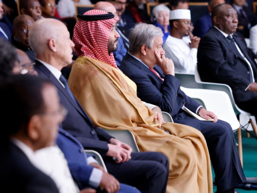 Le prince héritier d’Arabie saoudite, Mohammed Ben Salman (au c.) et le président sud-africain Cyril Ramaphosa (2e à dr.) lors du discours d’ouverture du sommet pour un nouveau pacte financier mondial, à Paris, le 22 juin 2023. © LUDOVIC MARIN / POOL / AFP.