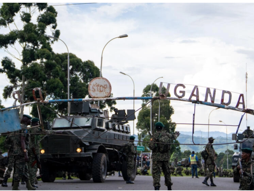 Le contingent ougandais de la force est-africaine entre en RDC par le poste-frontière de Bunagana, le 31 mars 2023. AFP - GLODY MURHABAZI