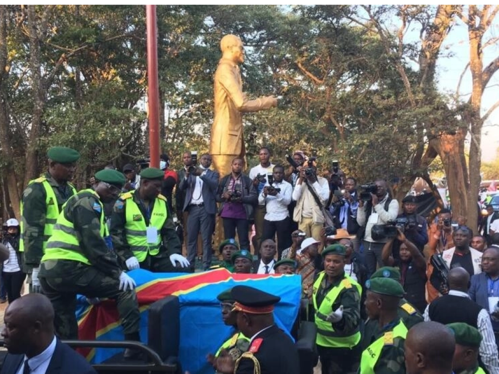 Le cercueil contenant la dépouille du héros national de la RDC, Patrice Lumumba, est présenté à Shilatembo devant la statue hommage, le 26 juin 2022. © Paulina Zidi/RFI