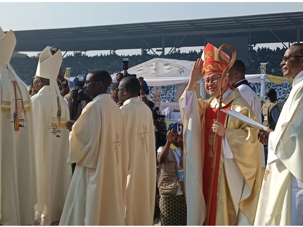 Monseigneur Luis Antonio, délégué du Pape François au stade Tout Puissant Mazembe pour la célébration de la messe devant des milliers des fidèles et des évêques de partout en RDC. © Denise Maheho / RFI