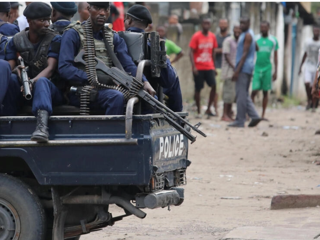 Des policiers en patrouille à Kinshasa (image d'illustration). REUTERS/Goran Tomasevic