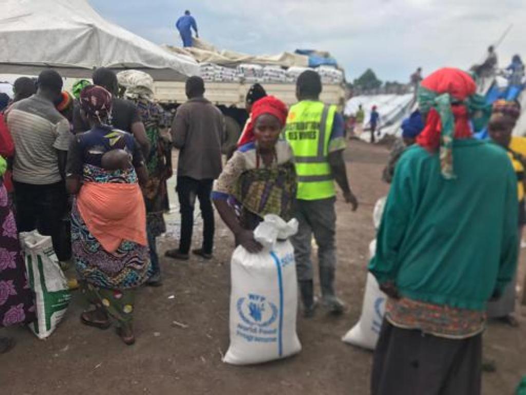 Distribution des vivres par le PAM aux déplacés, dans le Stade de Kibati. Nord-Kivu, novembre 2022. Radio Okapi/Ph. Rosalie