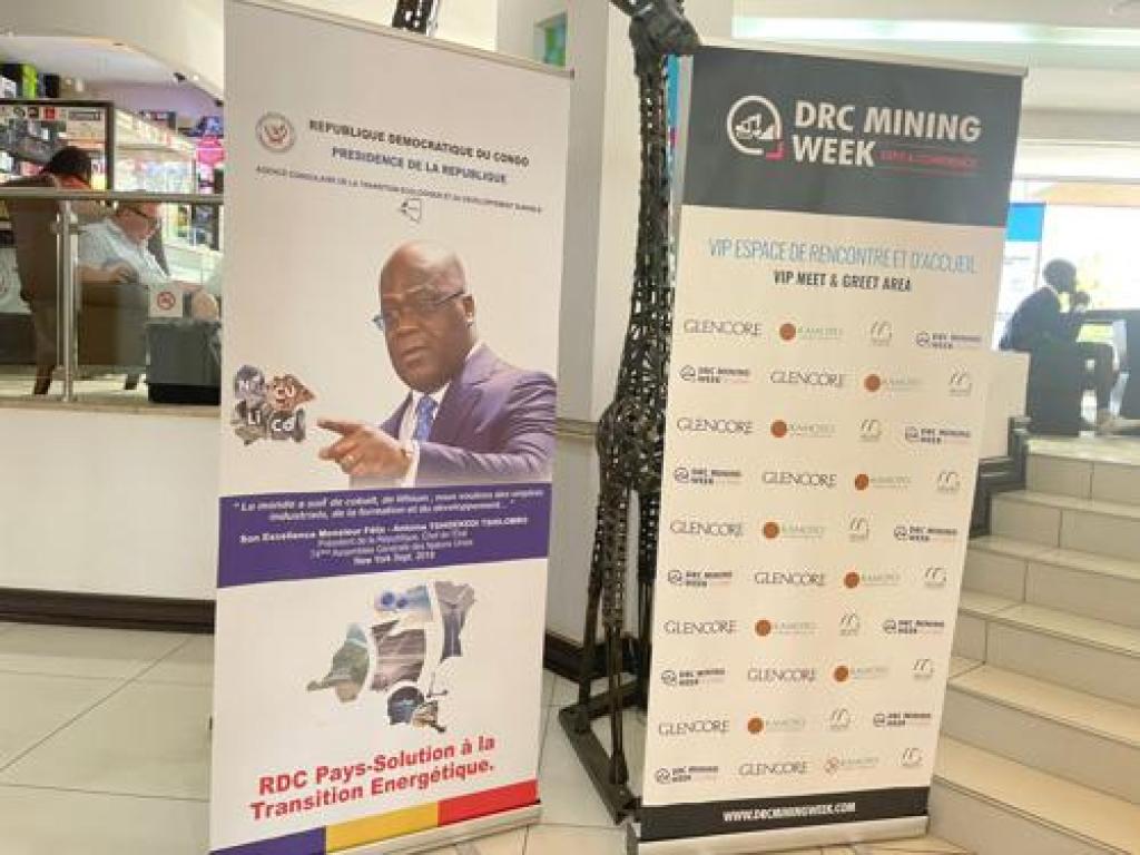 Des affiches exposées à la semaine minière de la RDC à Lubumbashi, le 14 juin 2023. Radio Okapi/Ph. Vanessa Kongolo