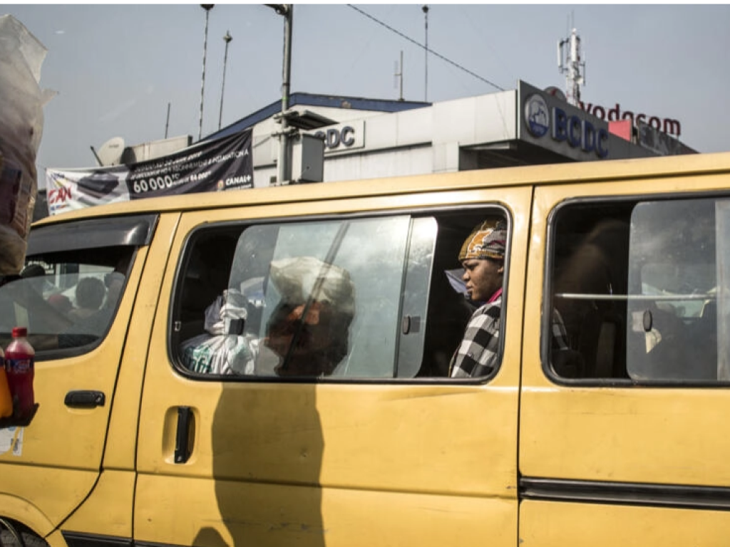 Les enlèvements à bord de taxis à Kinshasa prennent une ampleur inédite qui inquiète la population, surtout féminine. Ici, des Congolaises à bord d'un taxi à la capitale congolaise, le 10 juin 2019. (illustration) © John Wessels / AFP