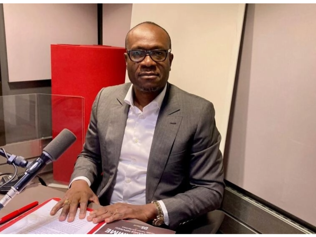 Delly Sesanga, président du parti d’opposition, Envol, et candidat à l’élection présidentielle en République démocratique du Congo (RDC), ici dans les studios de RFI, le 3 novembre 2023. © Paulina Zidi/RFI