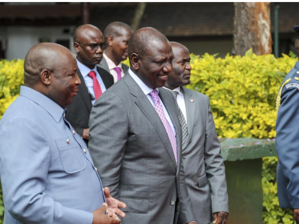 Le président burundais et président en exercice de l’EAC, Evariste Ndayishimiye, discute avec le président kényan William Ruto lors d'un point d'étape du processus de Nairobi sur les violences dans l'Est de la RDC, en novembre 2022 à Nairobi. AP - Brian Inganga