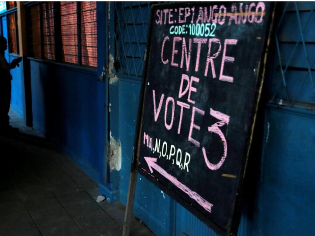 Image d'illustration] A l'entrée d'un bureau de vote à Kinshasa, le 29 décembre 2018. REUTERS/Baz Ratner
