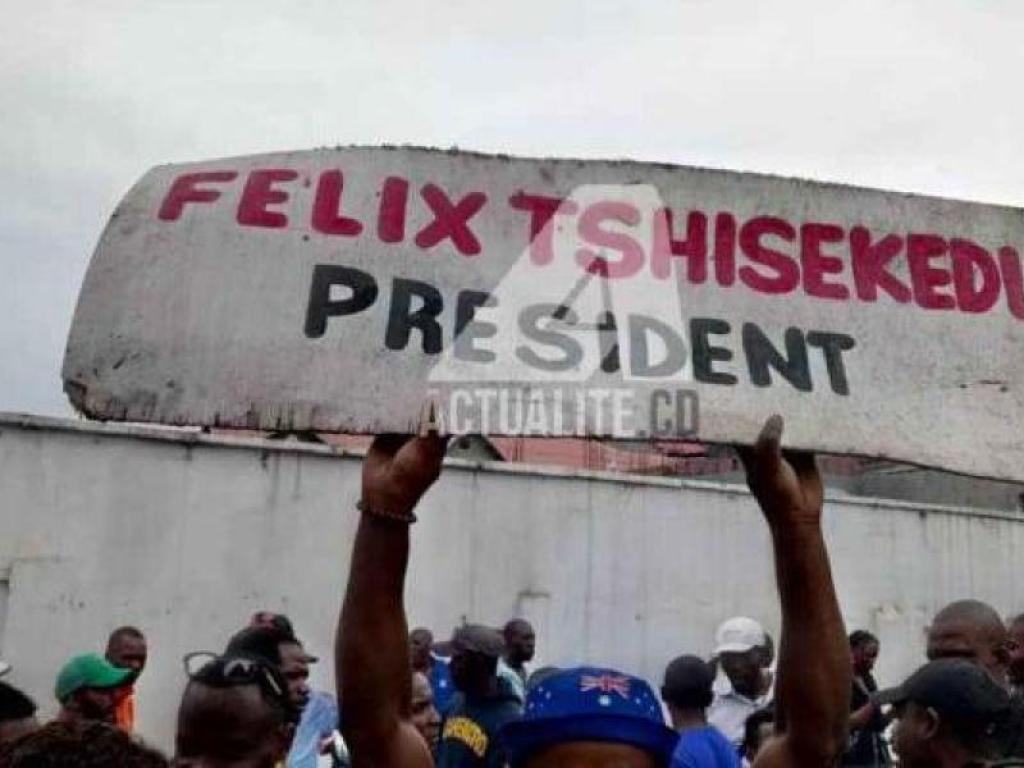 Les militants UDPS brandissant un calicot de soutien à Tshisekedi/Ph. ACTUALITE.CD