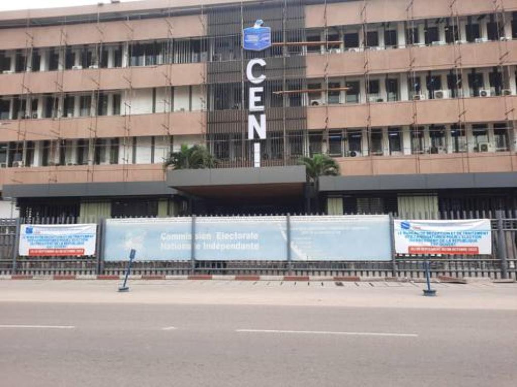Vue de l'entrée principale du siège de la CENI à Kinshasa, ce samedi 9 septembre 2023, la circulation y réduite à l'occasion de l'ouverture du BRTC pour le dépôt des candidatures à la présidentielle. Radio Okapi/Jonathan Fuanani