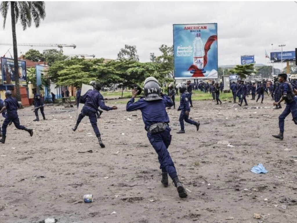 Des officiers de police chargent des supporters de l'opposant congolais, Martin Fayulu, à Kinshasa, le 27 décembre 2023. AFP - JOHN WESSELS