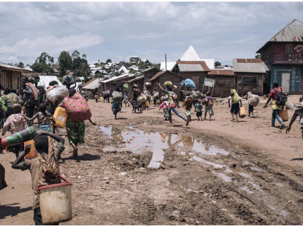 Les habitants de Bambo dans le territoire de Rutshuru, à 60 kilomètres au nord de Goma, la capitale du Nord-Kivu, à l'est de la République démocratique du Congo, fuient alors que le M23 attaque la ville le 26 octobre 2023. AFP - ALEXIS HUGUET