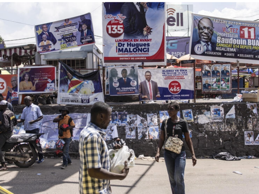Des affiches de campagne de différents candidats aux élections générales en RDC, à Kinshasa, le 12 décembre 2023. © JOHN WESSELS / AFP Par : RFI Suivre