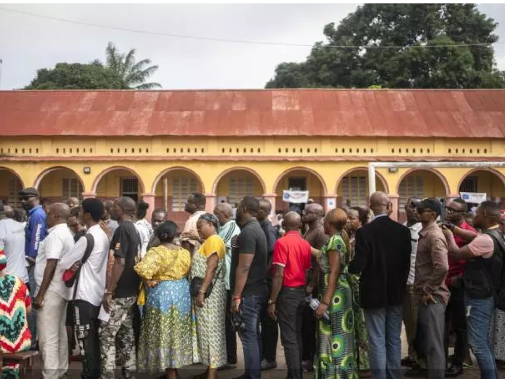 Des électeurs congolais font la queue devant un bureau de vote lors de la présidentielle à Kinshasa, 20 décembre 2023, RDC. AP Photo/Mosa'ab Elshamy