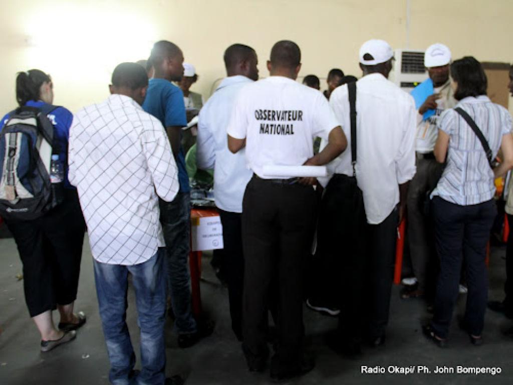 Des observateurs électoraux le 2/12/2011 au centre de compilation à l’enceinte de la foire internationale de Kinshasa, pour les élections de 2011 en RDC. Radio Okapi/ Ph. John Bompengo