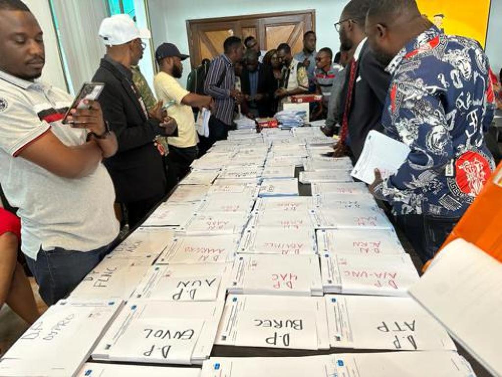 L’opération de vérification et validation des noms, photos et logos des partis et regroupements politiques par des candidats ou leurs mandataires le 5/12/2023 à la Maison des élections à Kinshasa. Ph Grace Amzati Radio Okapi