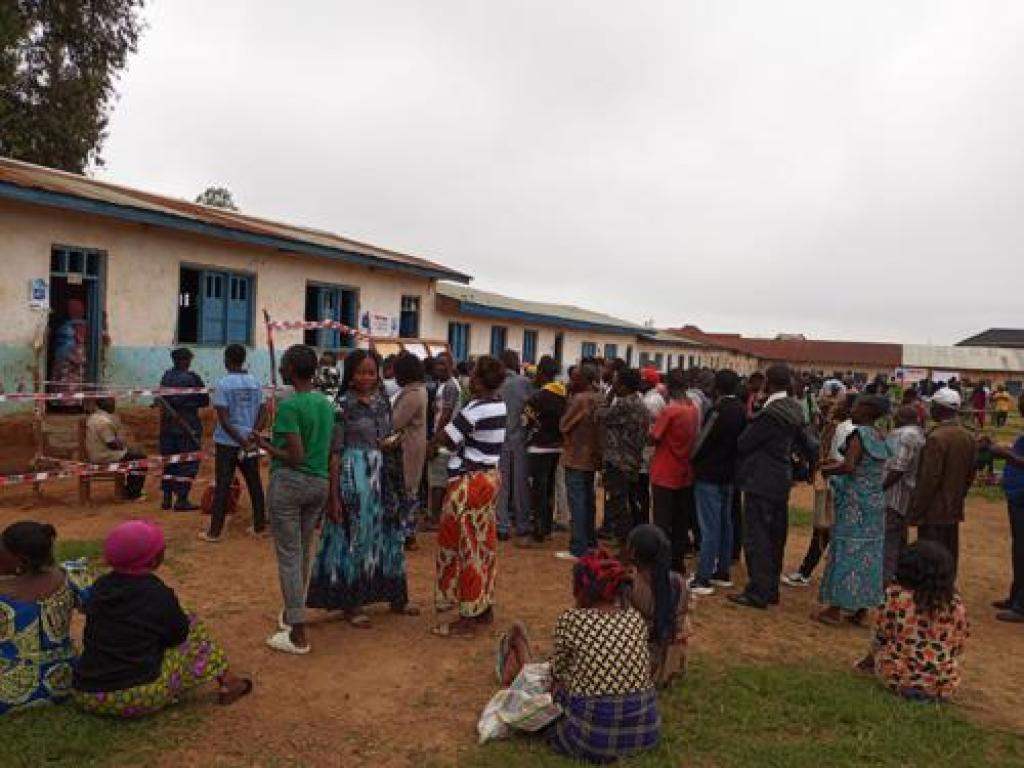 Des électeurs attendent avant d’accéder dans le bureau de vote, le 20/12/2023 à l'EP Kilewe dans la commune Beu. Ph Blaise Makasi Radio Okapi