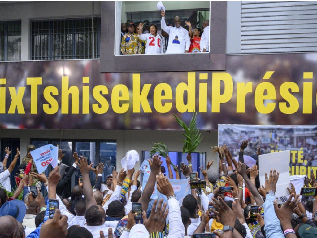 Le président Félix Tshisekedi et son épouse Denise Nyakero saluant leurs partisans après l'annonce des résultats des élections au QG Fatshi 20, siège de sa campagne électorale, à Kinshasa, le 31 décembre 2023. AFP - ARSENE MPIANA