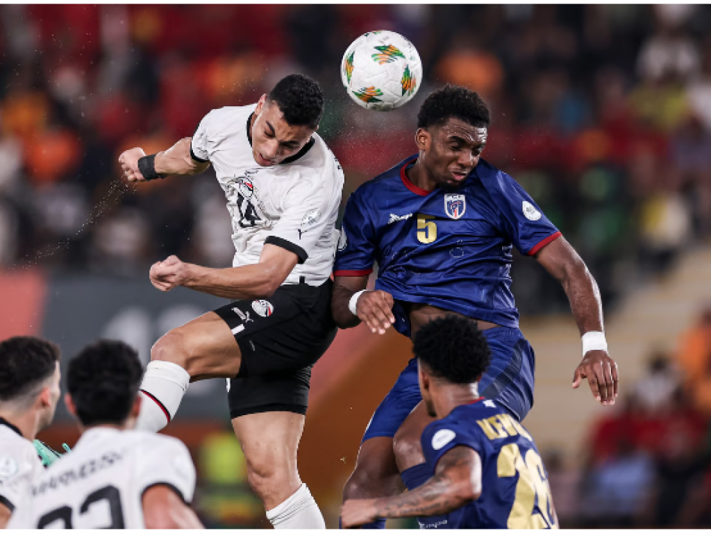 L’attaquant égyptien Mostafa Mohamed (19) se heurte au défenseur cap-verdien Logan Costa, au stade Félix-Houphouët-Boigny d’Abidjan, le 22 janvier 2024. © FRANCK FIFE / AFP