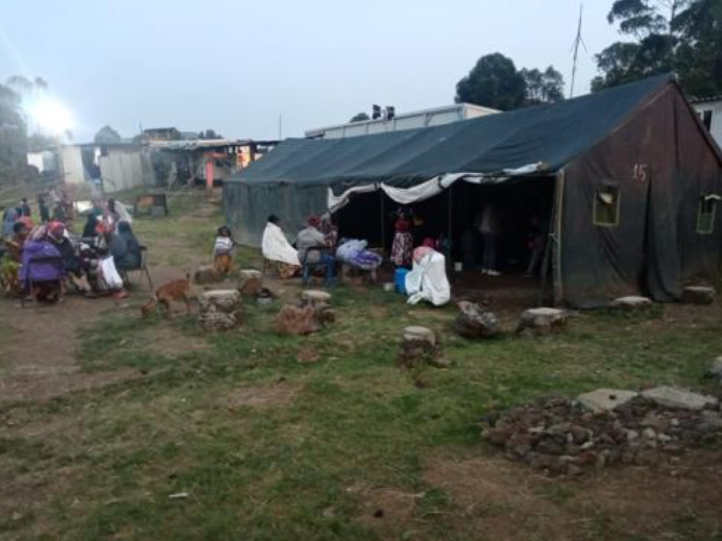 Des habitants de Kitshanga, dans la chefferie de Bashali, territoire de Masisi (Nord-Kivu), réfugiés devant la base des casques bleus de la MONUSCO après la prise de la cité par la rébellion du M23. Jeudi 26 janvier 2023. Ph. Kitshanga Muhindo Mbesta.