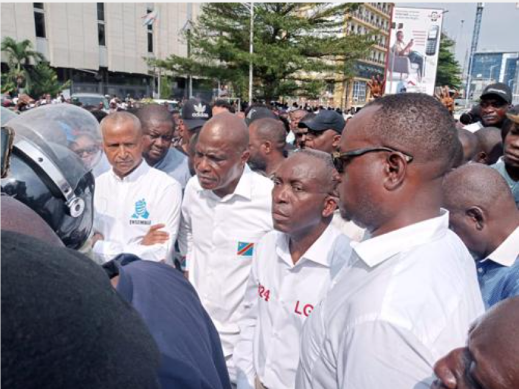 Moïse Katumbi, Martin Fayulu, Augustin Matata Ponyo et Delly Sesanga ainsi que leurs sympathisants, bloqués par la police sur le Boulevard du 30 Juin de Kinshasa. Jeudi 25 mai 2023 Radio Okapi/Ph. Jacques Yves Molima
