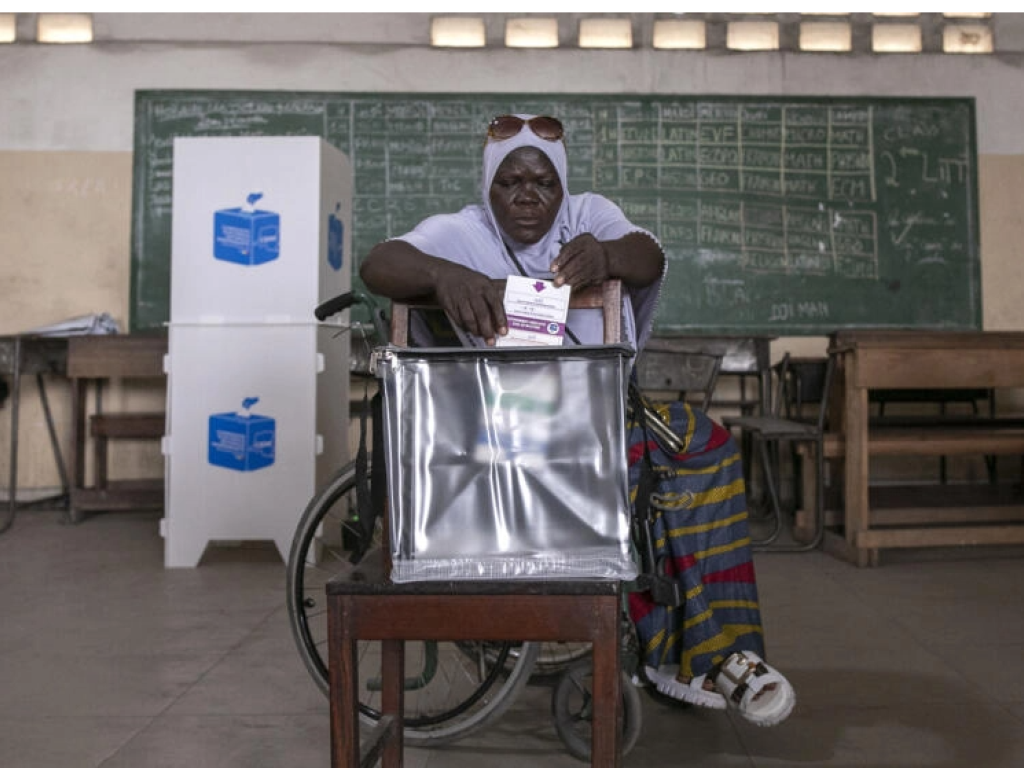 Une femme vote lors des élections générales en RDC, le 20 décembre 2023. AFP - ARSENE MPIANA