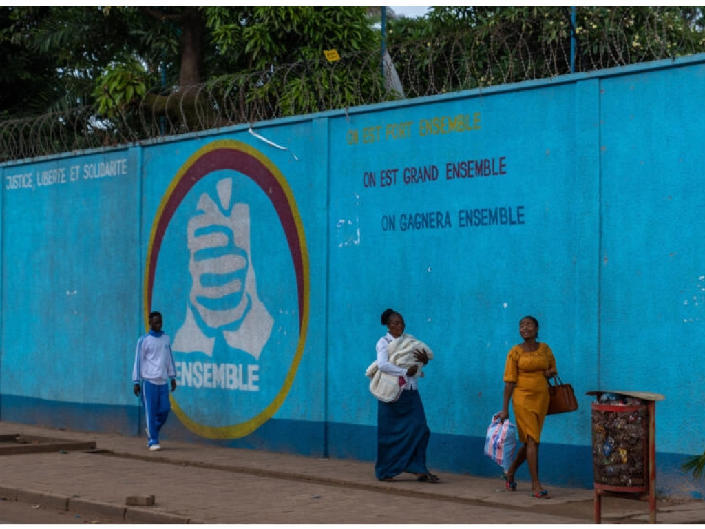 Des passants devant les locaux du parti de Moïse Katumbi, Ensemble pour la République à Lubumbashi, le 31 décembre 2023. © GLODY MURHABAZI / AFP