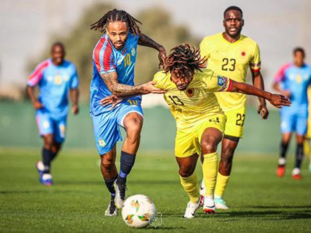 Bataille entre deux joueurs lors du match entre la RDC et l'Angola, samedi 6 janvier, à Dubai, aux Emirats Arabe Unis, lors du match amical. Photo Droits Tiers.