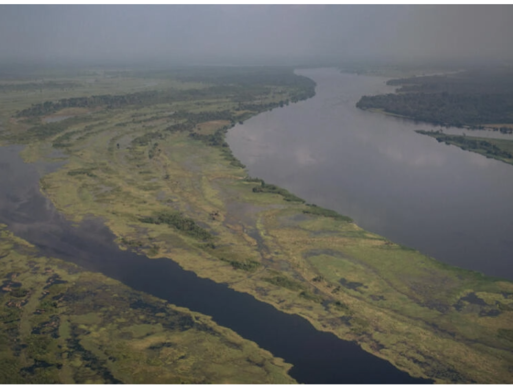 Cette photographie, prise le 8 février 2021, montre une vue aérienne du fleuve Congo, à la périphérie de Mbandaka, dans la province de l'Équateur, à l'ouest de la République démocratique du Congo (Image d'illustration). AFP - ALEXIS HUGUET