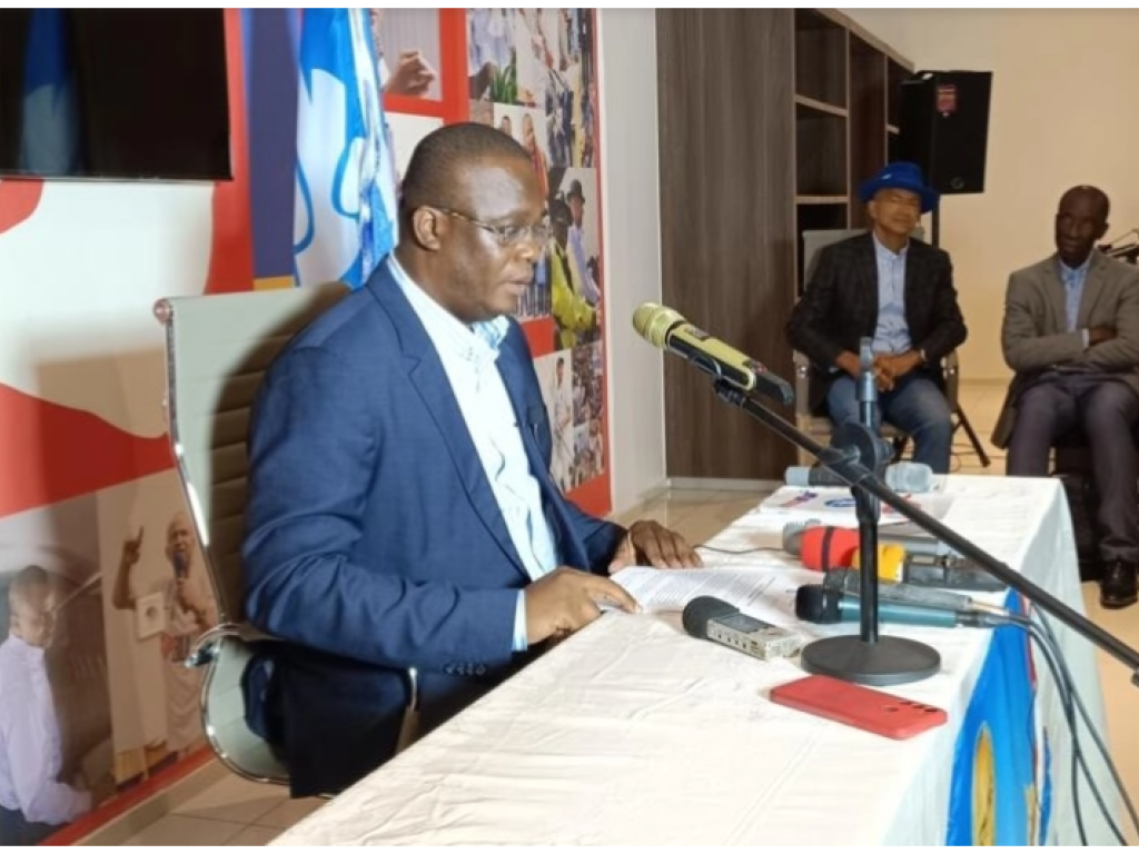 Le porte-parole du parti, Hervé Diakese, lit le communiqué final après les deux jours de travaux à Lubumbashi. © RFI / Denise Maheho